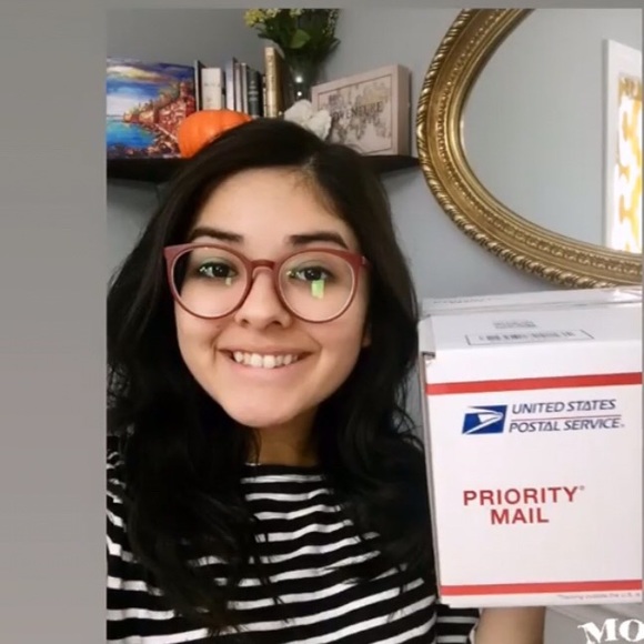 Meet your Posher, Noemi - Picture 3 of 4